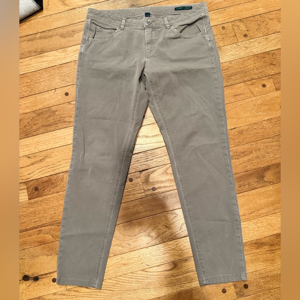 United Colors of Benetton Men’s Gray Slim Fit Pants | Modern Casual Chinos